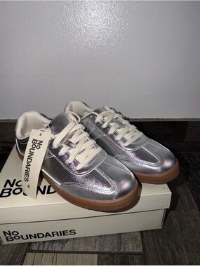 No Boundaries Womens Metallic Silver Low-Top Sneakers